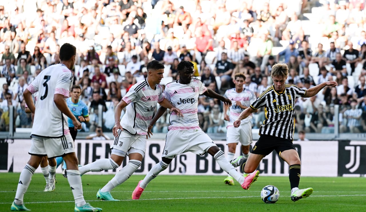 Juve park the bus after Miretti's early goal to top Fiorentina - Black &  White & Read All Over