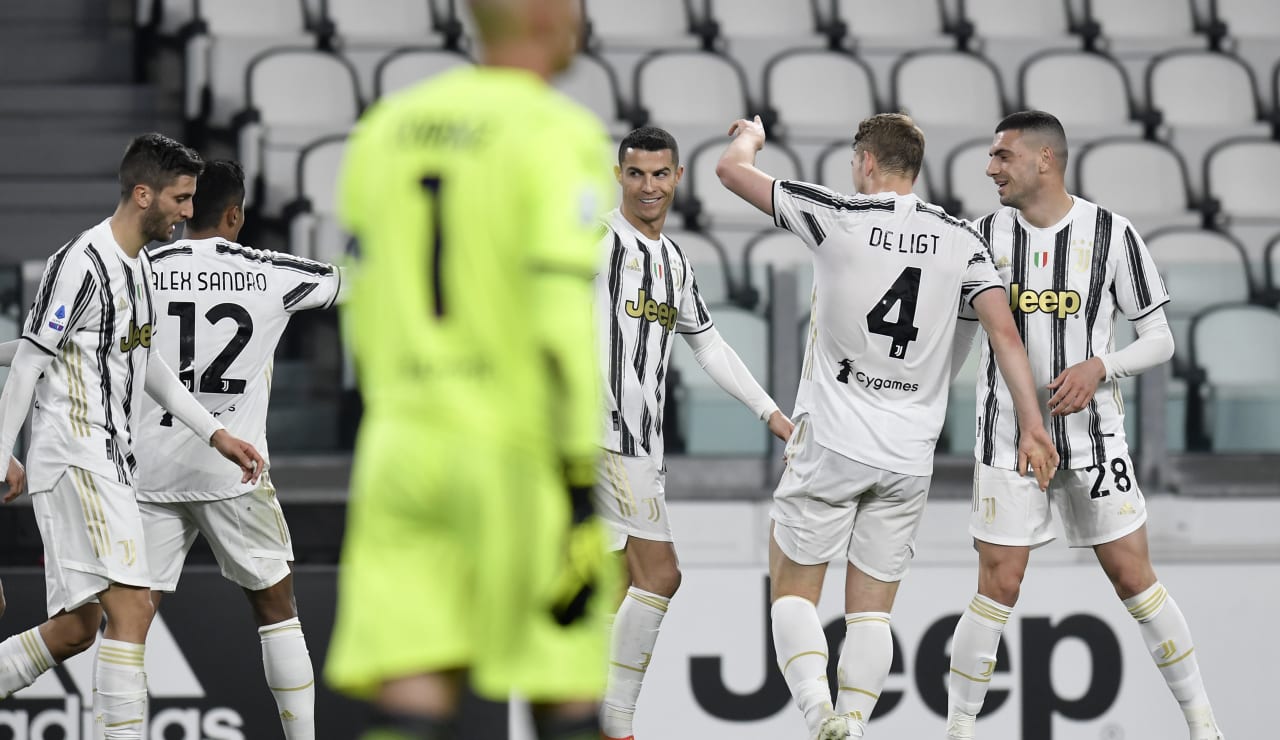 Ronaldo & McKennie claim victory over Crotone - Juventus