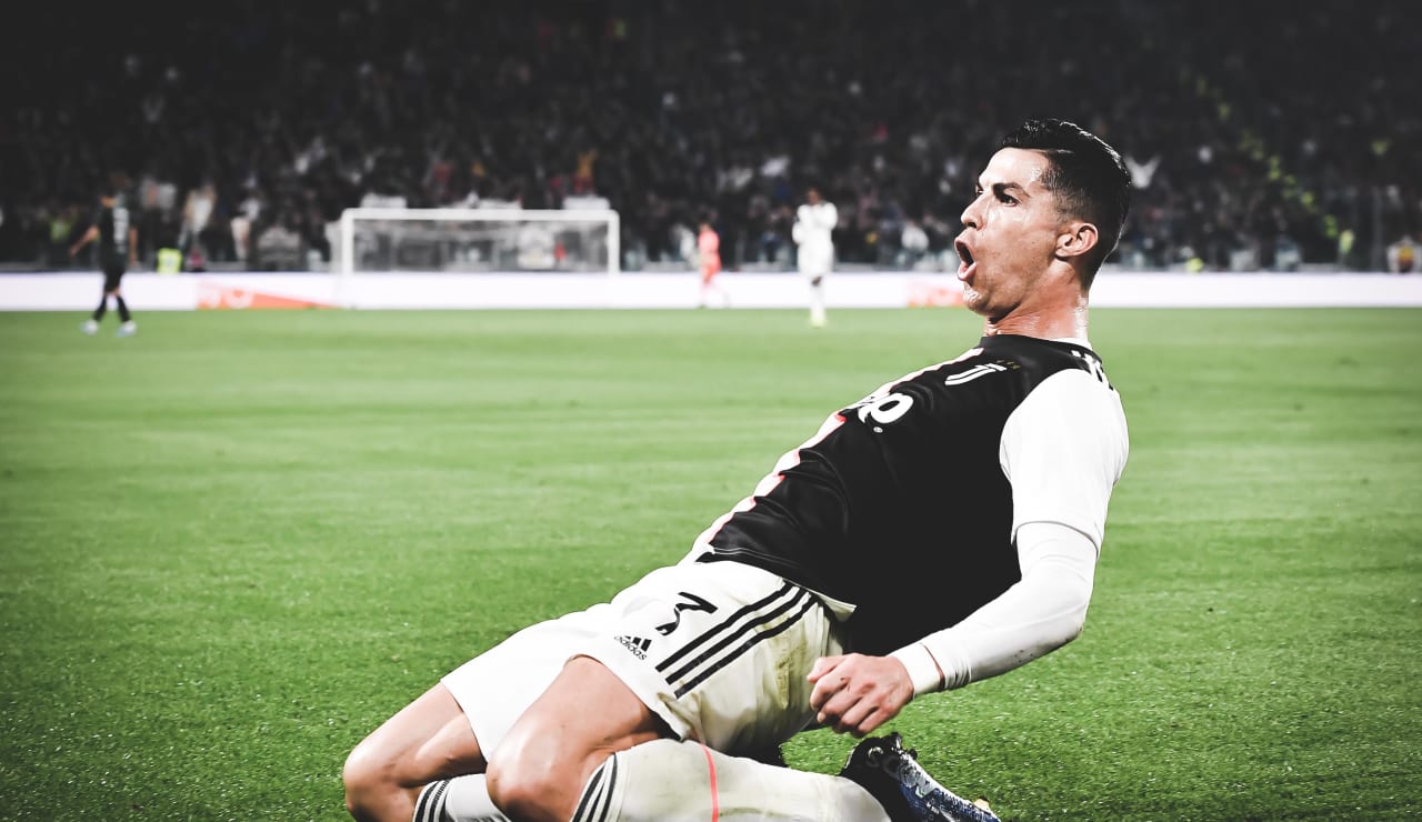 Cristiano Ronaldo - Cristiano Ronaldo không chỉ là một cầu thủ bóng đá xuất sắc, điều đó còn được phản ánh qua sự nghiệp của anh. Hãy chiêm ngưỡng những khoảnh khắc đặc biệt của huyền thoại này với những hình ảnh độc đáo.