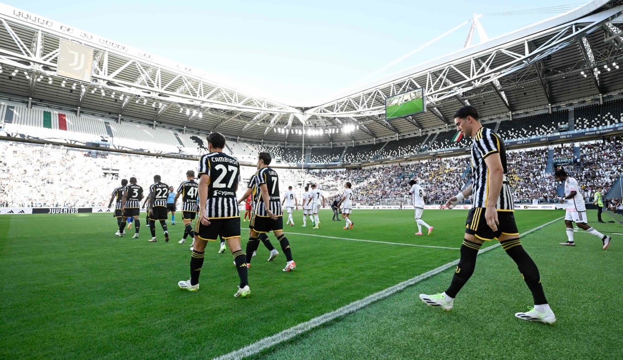 Dusan Vlahovic of Juventus and Christiano Biraghi of Acf Fiorentina during  the Italian serie A, football match between Juventus Fc and Acf Fiorentina  on 12 February 2023 at Allianz Stadium, Turin, Italy.