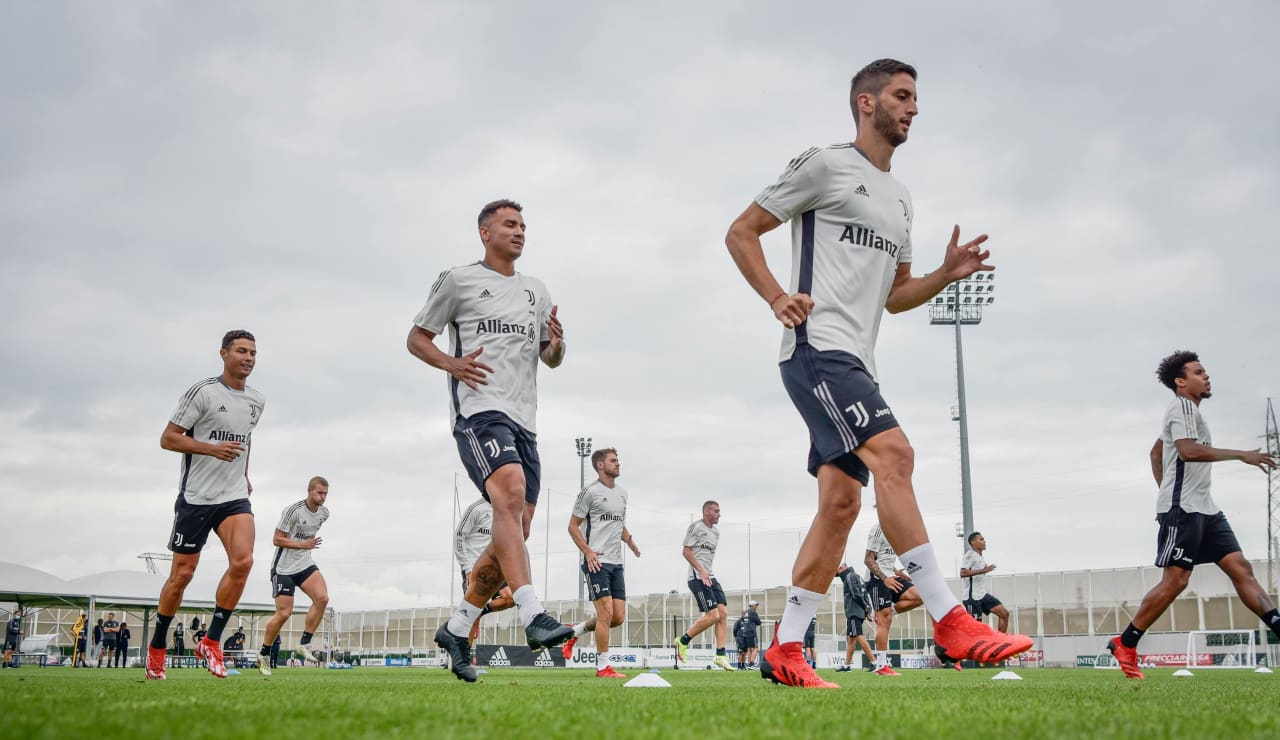 صور تدريبات منتصف الأسبوع Juventus