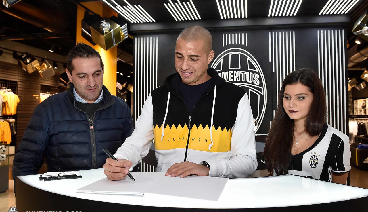 trezeguet_megastore08.jpg