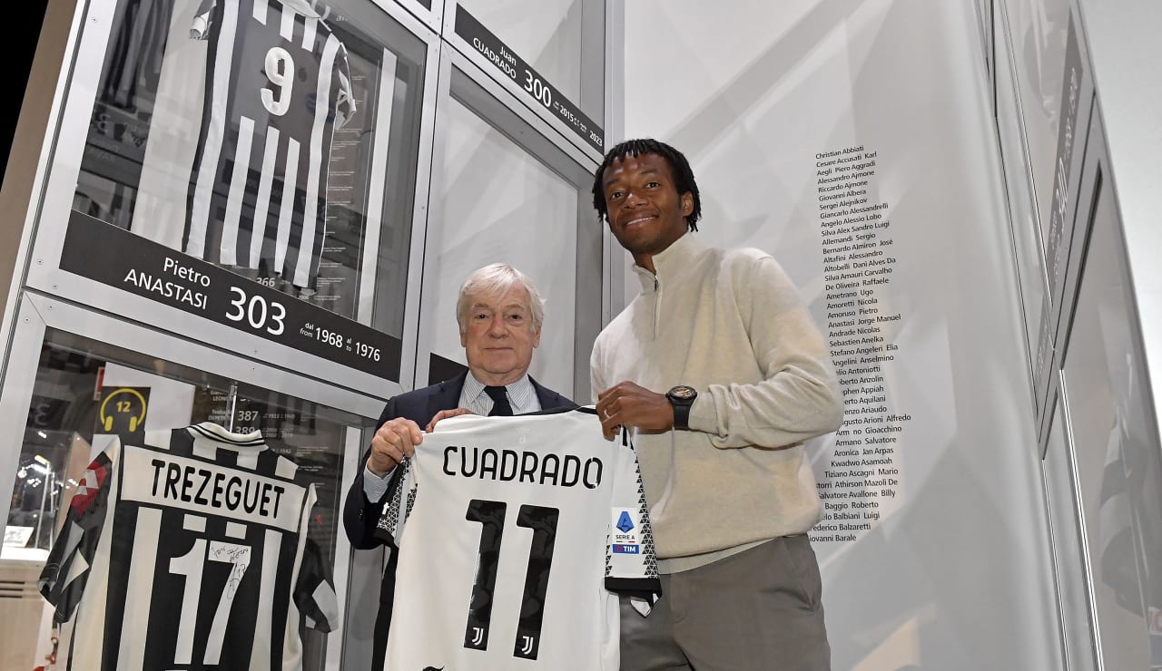 Alex Sandro e Cuadrado allo Juventus Museum 6