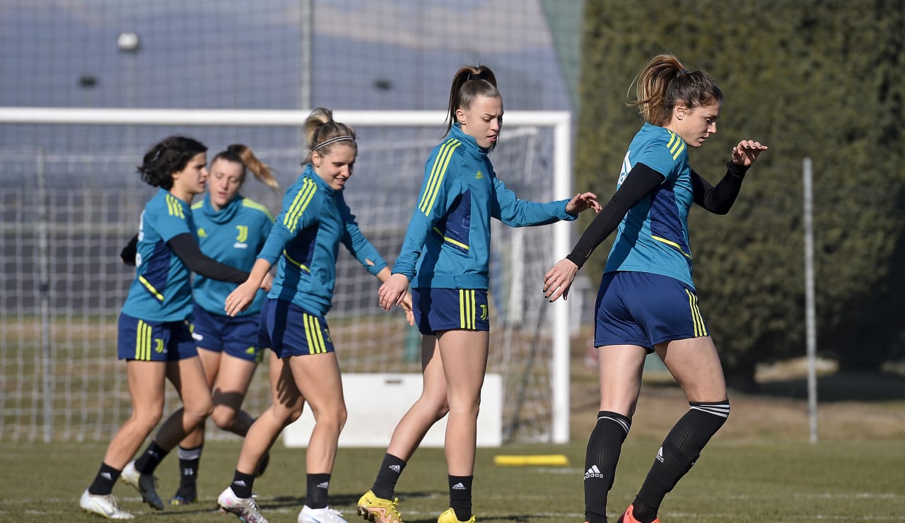 Women Training towards Milan 11
