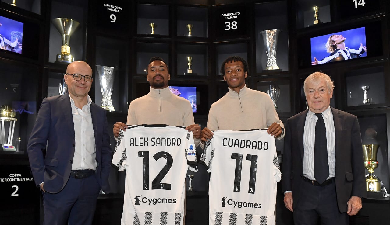 Alex Sandro e Cuadrado allo Juventus Museum 10