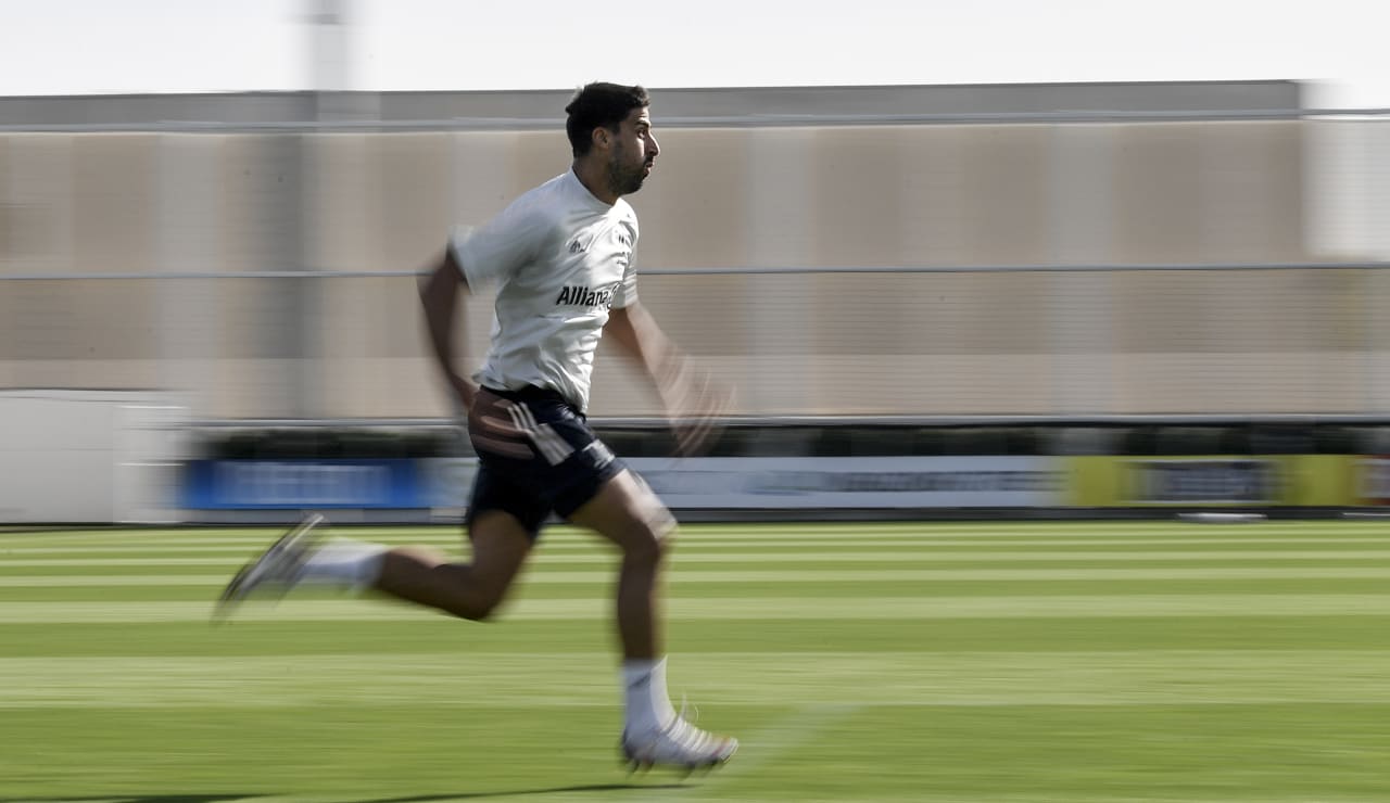 saluto khedira 33