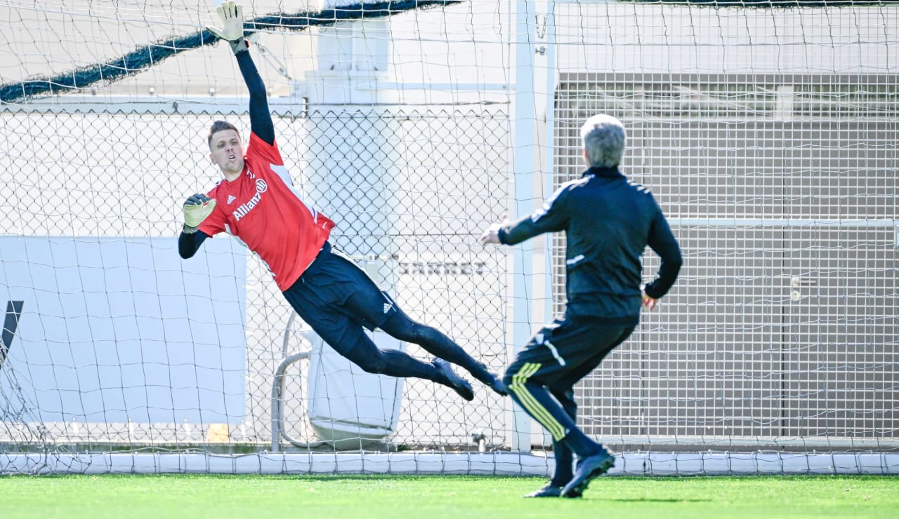 uel training before freiburg 17