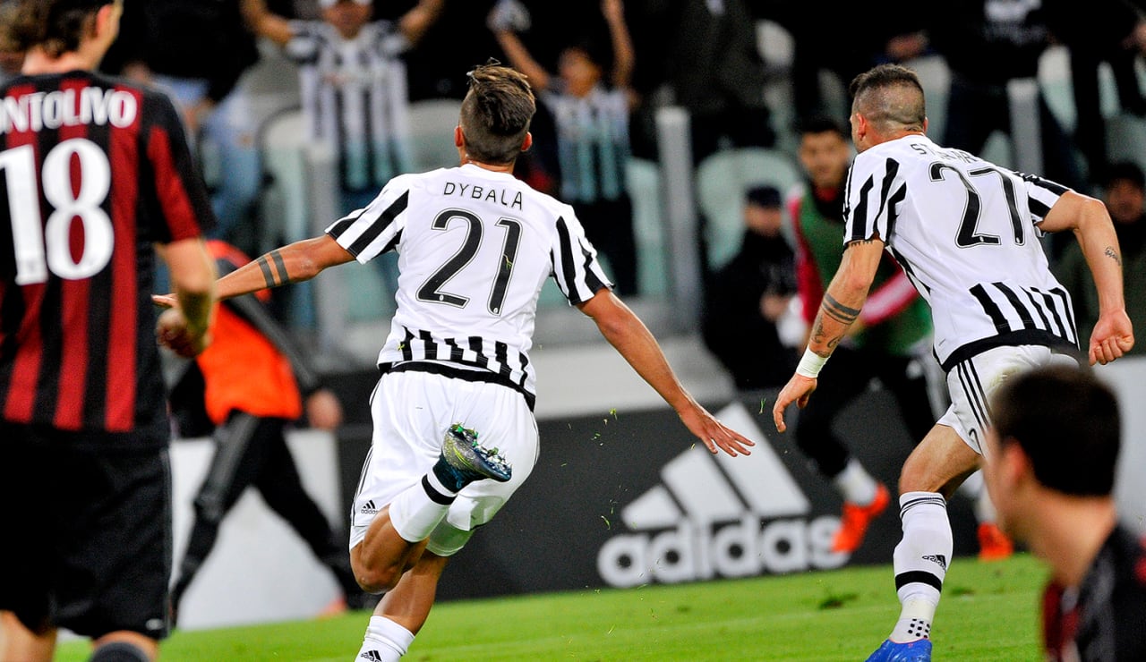 2015_11_juvemilan_02_dybala.jpg