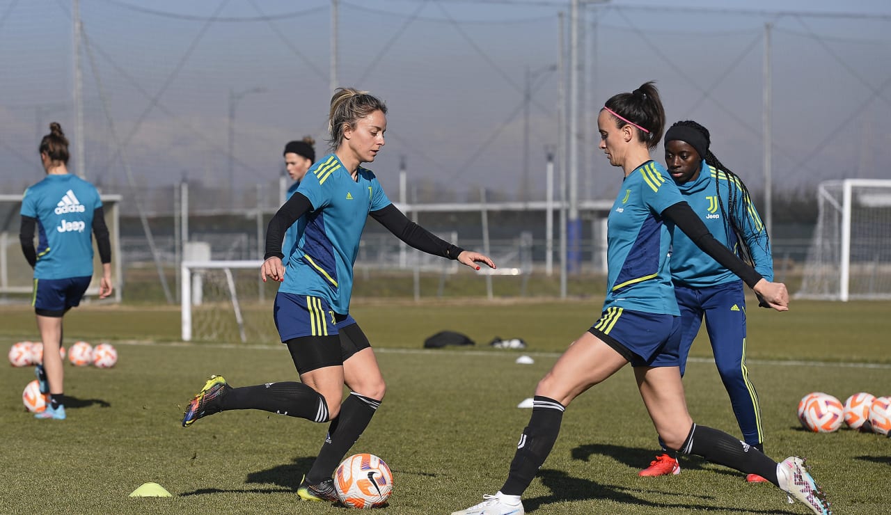 Women Training towards Milan 5