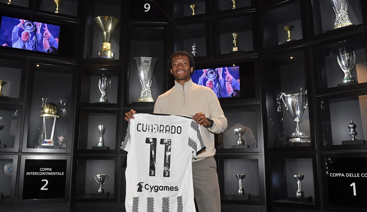 Alex Sandro e Cuadrado allo Juventus Museum 8