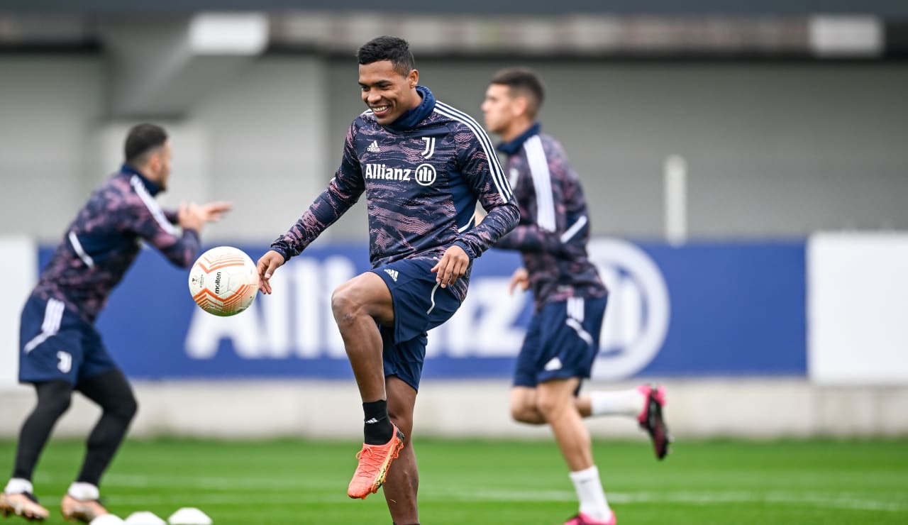 Alex Sandro in allenamento alla vigilia della sfida di ritorno contro il Nantes