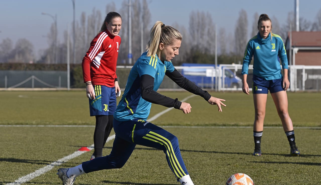 Women Training towards Milan 6