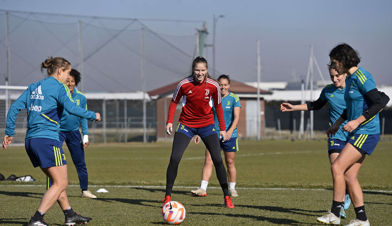 Women Training towards Milan 7