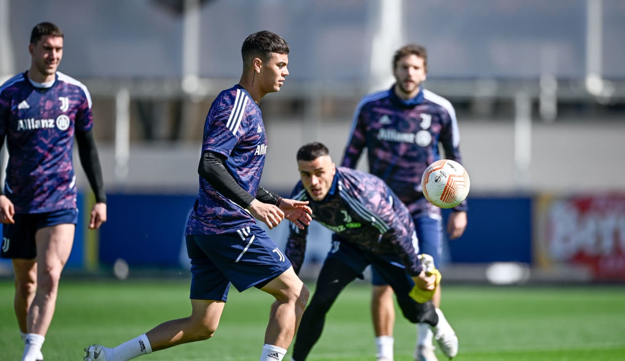 uel training before freiburg 15