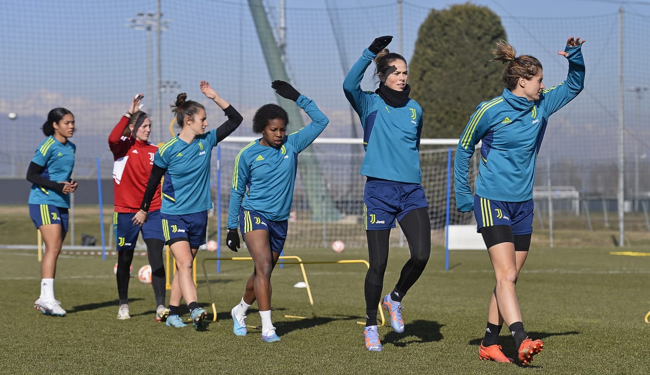 Women Training towards Milan 10