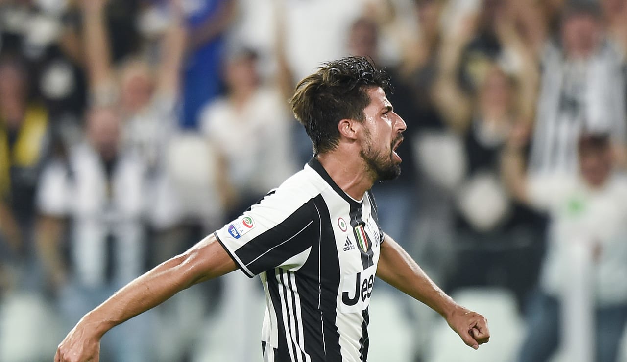 saluto khedira10