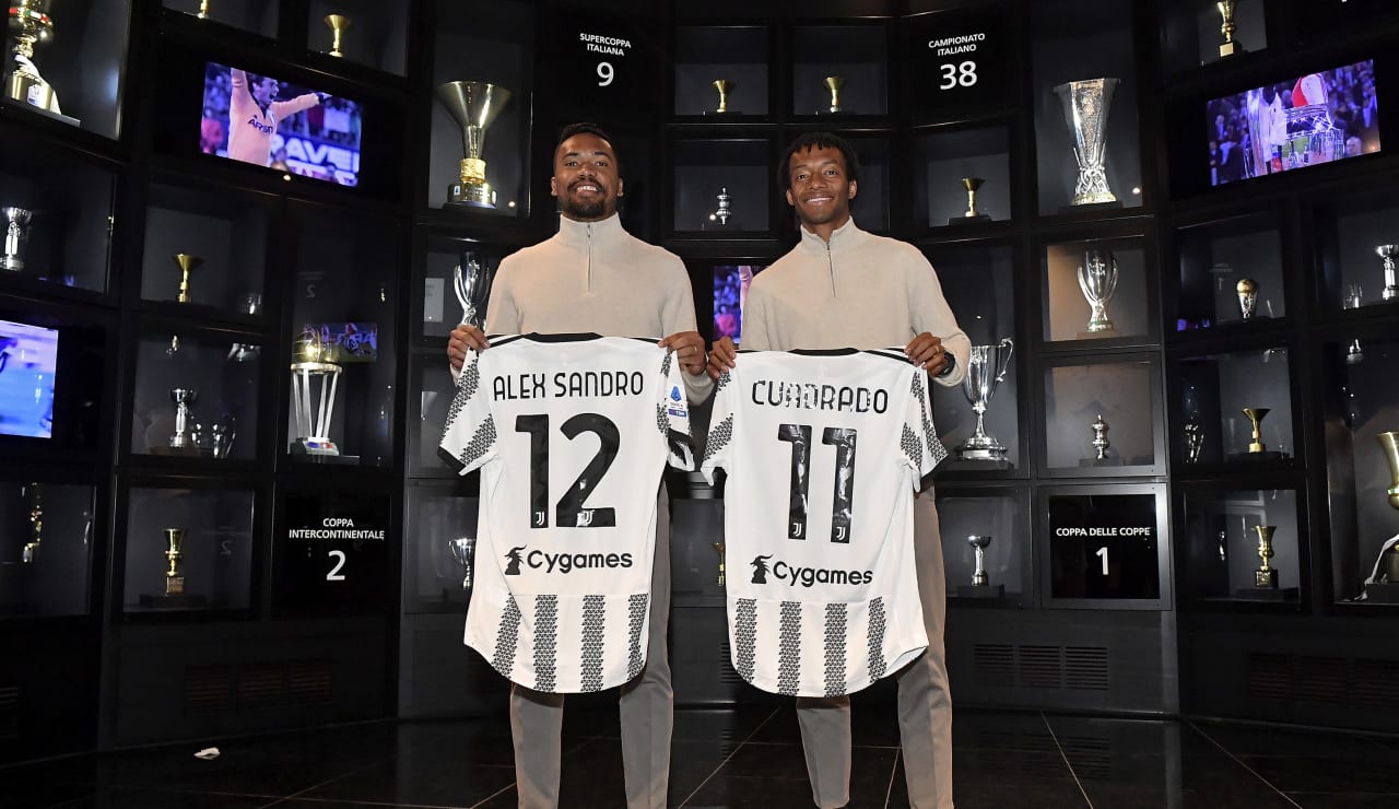 Alex Sandro e Cuadrado allo Juventus Museum 9
