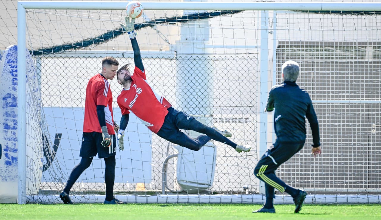 uel training before freiburg 19