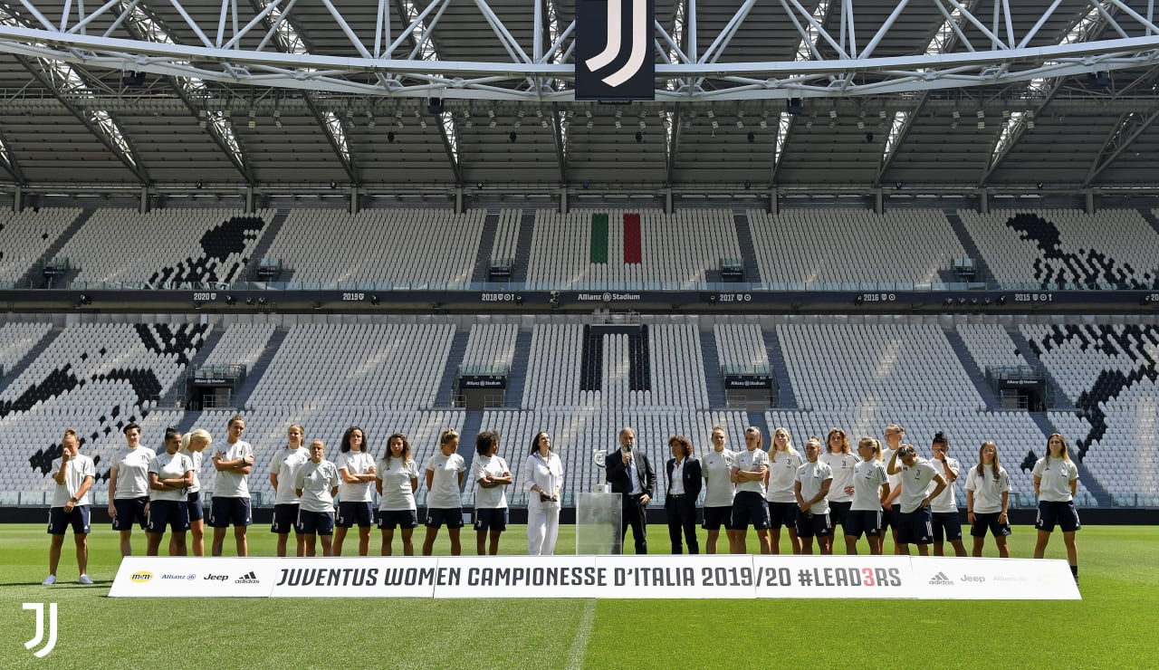 ユヴェントス女子チームが優勝トロフィーを掲げる Juventus