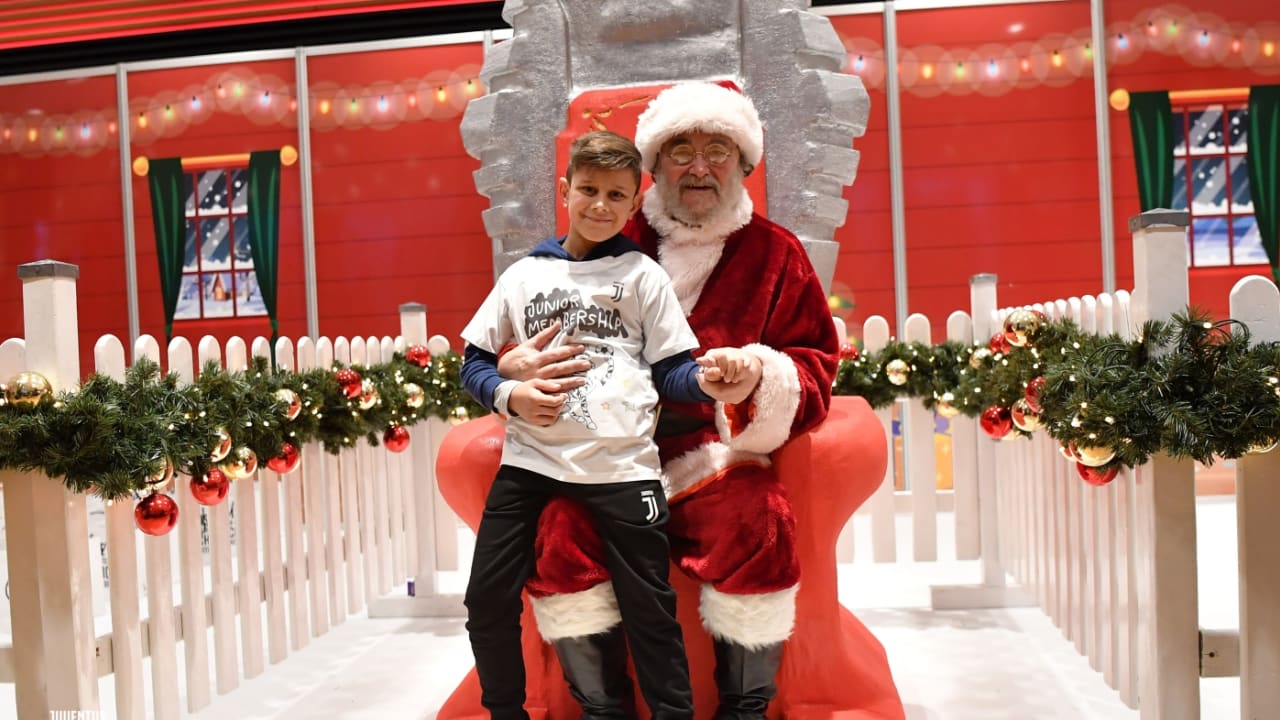 Babbo Natale Juventus.Per I Junior Member Il Natale E Ancora Piu Bianconero Juventus Com