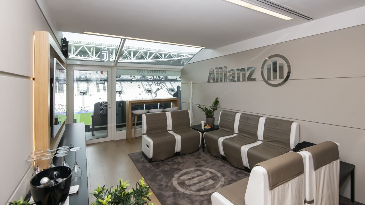 News of the world tour live vicamac