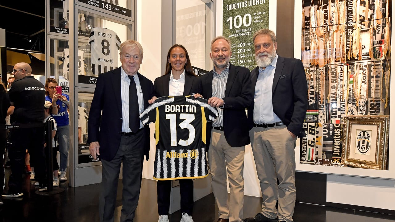 Lisa Boattin delivers her shirt to the Juventus Museum! – Juventus