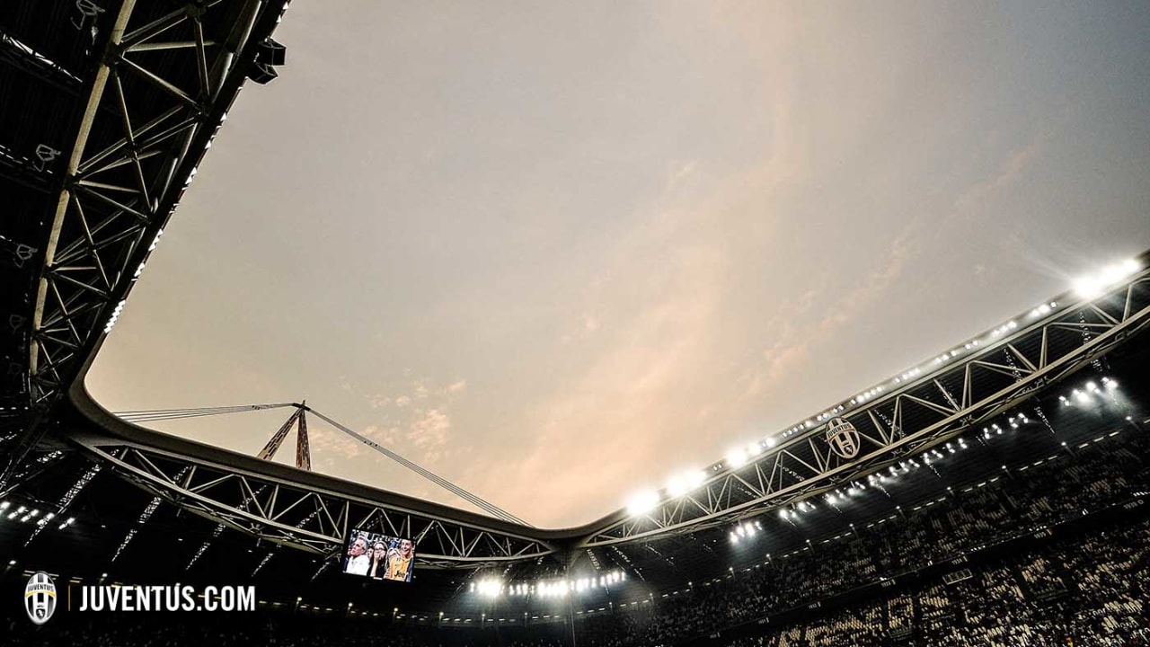 ユベントス スタジアムの照明 カメラ アクション Juventus ユベントス スタジアムの照明 カメラ アクション Juventus