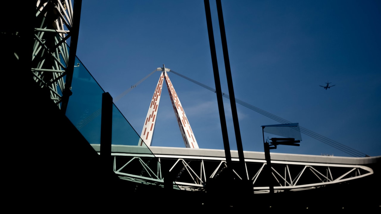 Napoli survive a thriller on penalties vs Cagliari 9-8 after 1-1 🥅🔥  Lorenzo Lucca's opener cancelled by Sebastiano Esposito, then nerves took  over in shootout drama. Mattia Felici's miss off the bar, image size:1280x720