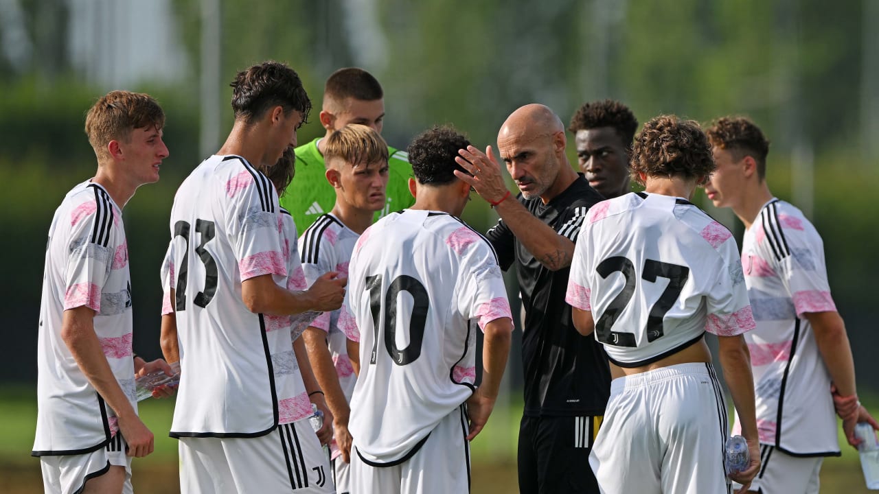 Paolo Montero e alcuni giocatori della Juventus Primavera