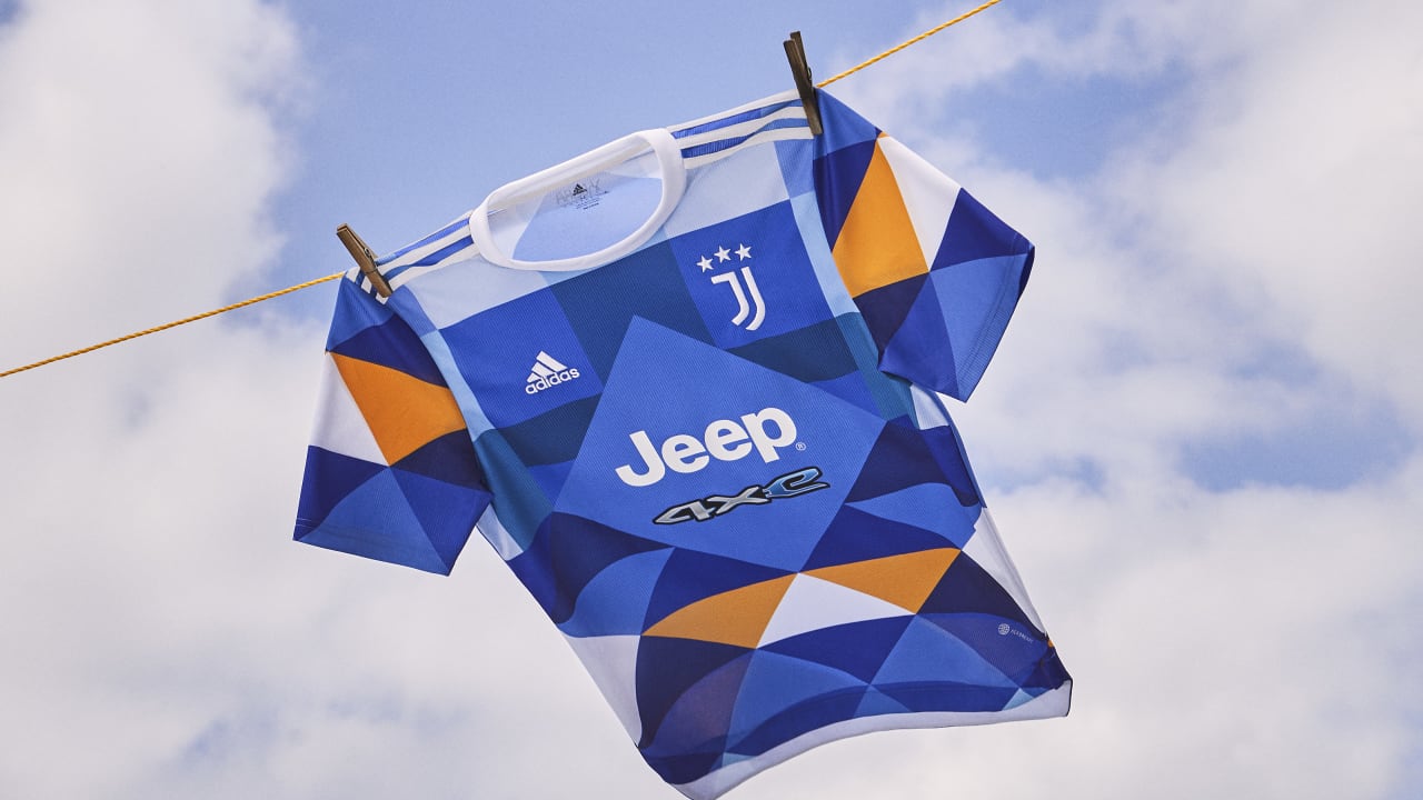 H22929_JUVENTUS_SS22_KOBRA_PLAYER_HM6516_JERSEY_IMAGE_NO_01_4x5_(870617)