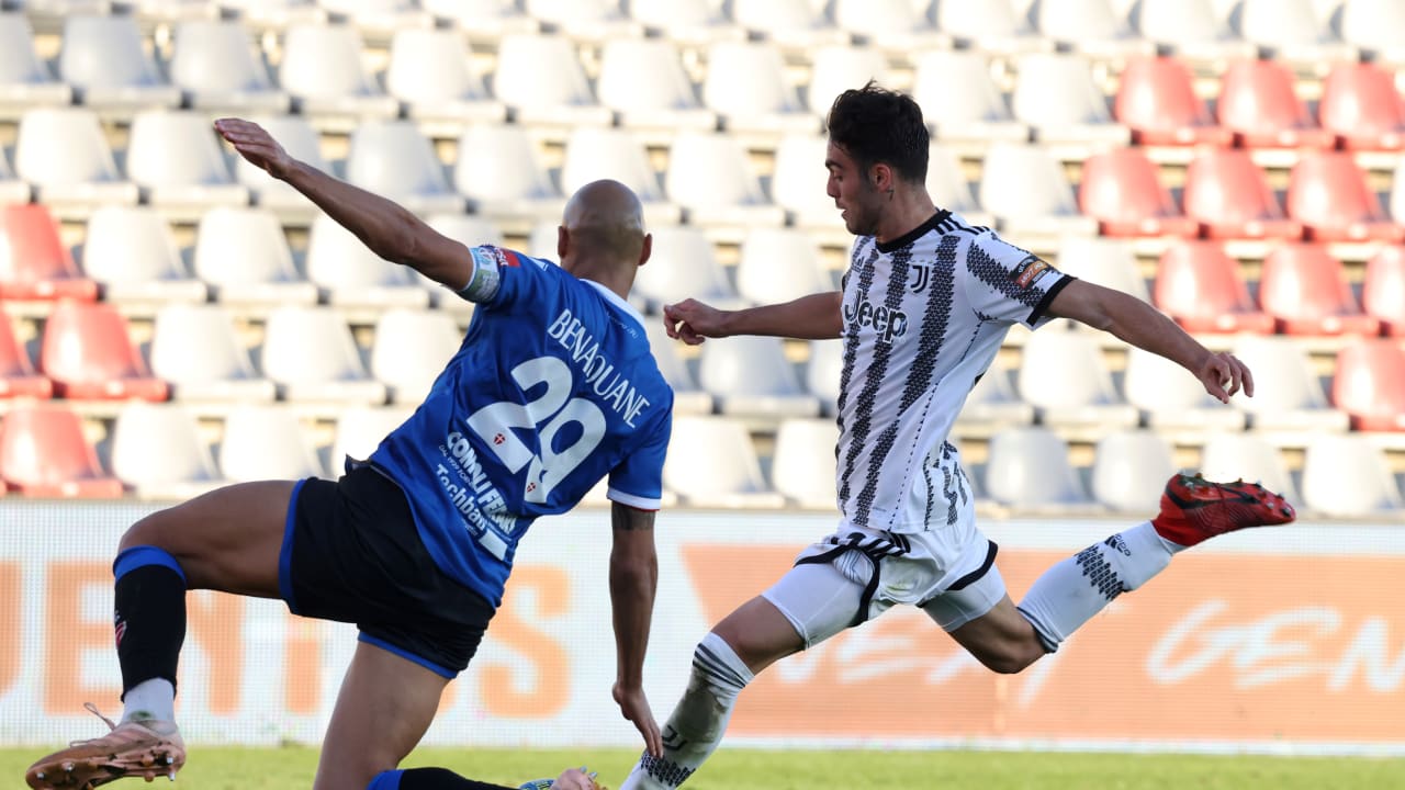 Alessandro Sersanti contrastato da Yohan Benalouane durante la gara di andata