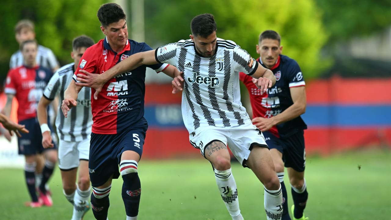 Emanuele Pecorino in azione durante Virtus Verona - Juventus Next Gen