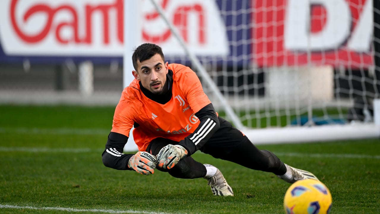 Mattia Perin in allenamento