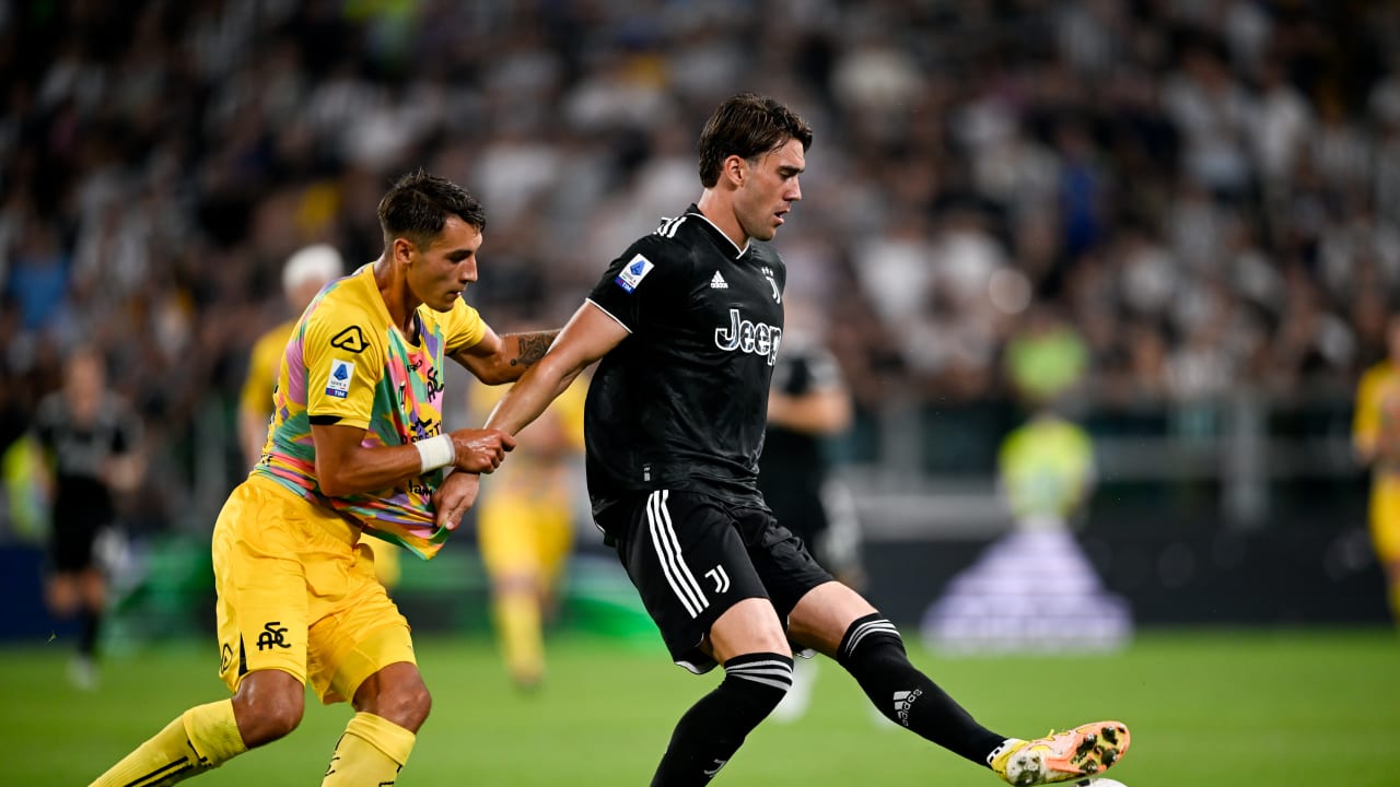 Vlahovic in azione contro lo Spezia