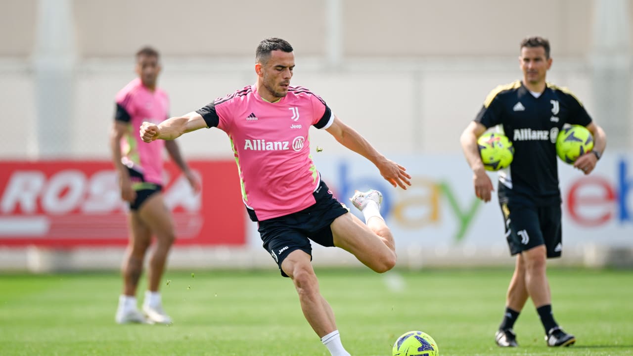 Filip Kostić in allenamento alla Continassa