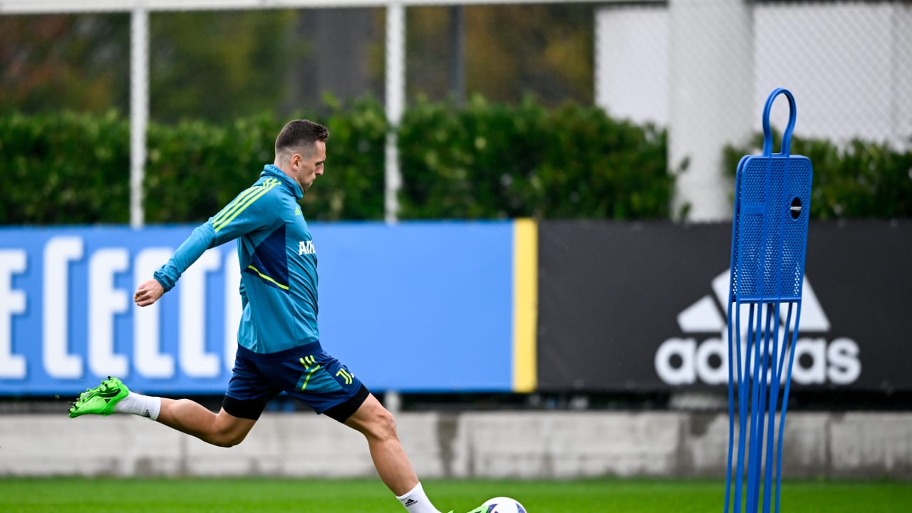 Arkadiusz Milik in azione in allenamento