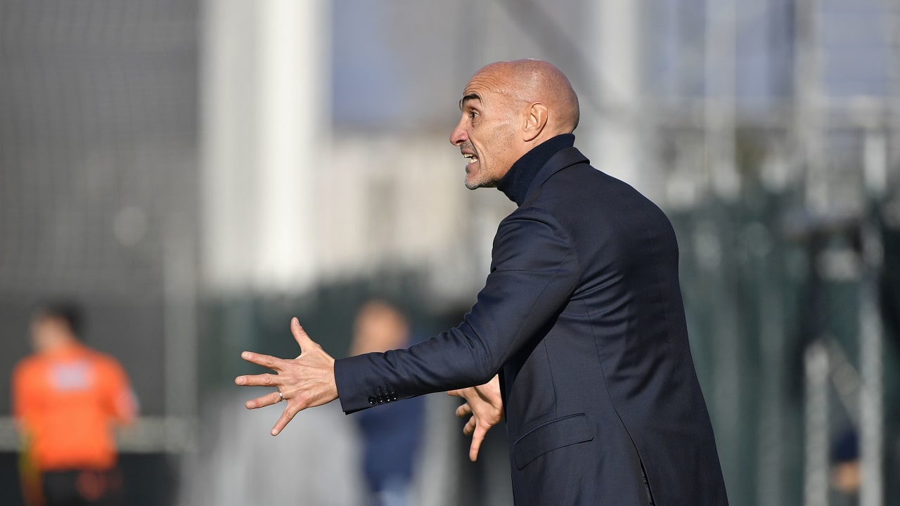 Paolo Montero dà indicazioni durante Juventus-Frosinone di Primavera 1