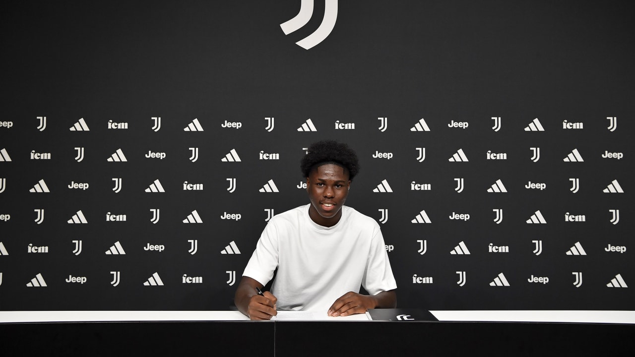 Firma di Augusto Owusu sul suo primo contratto da professionista