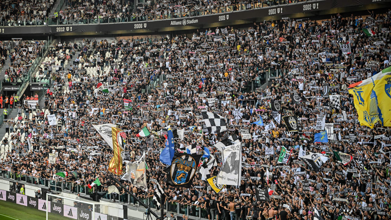 Tifosi all'Allianz Stadium