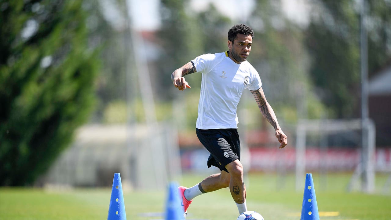 wm_allenamento_dani_alves.jpg