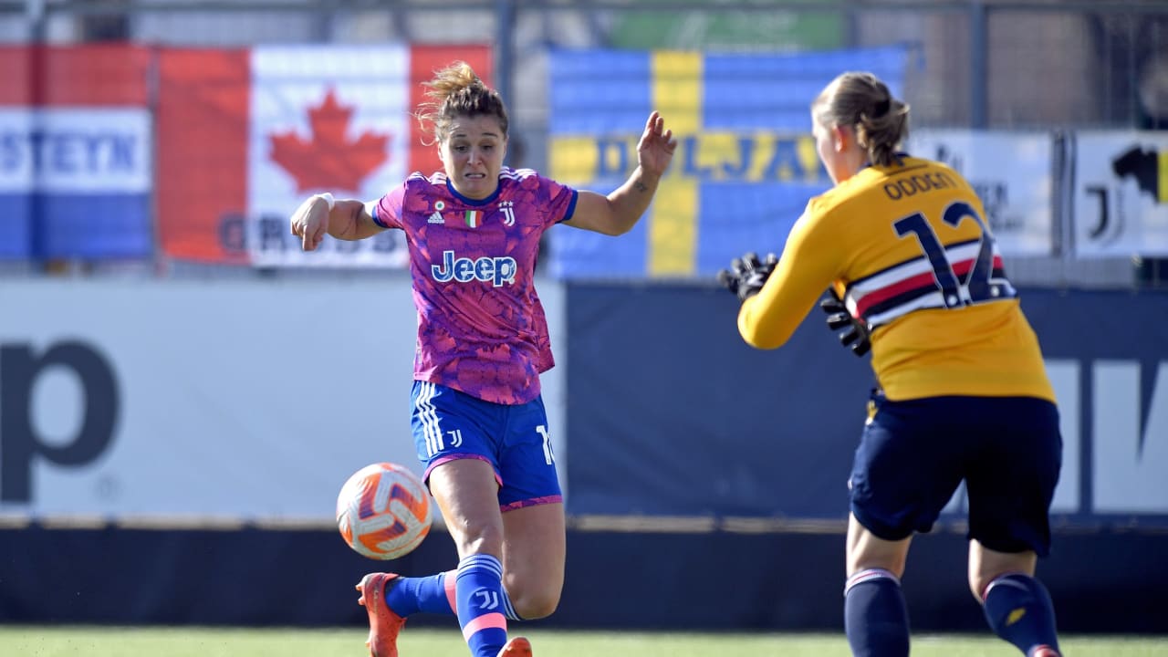 Cristiana Girelli in azione durante Juventus Women - Sampdoria