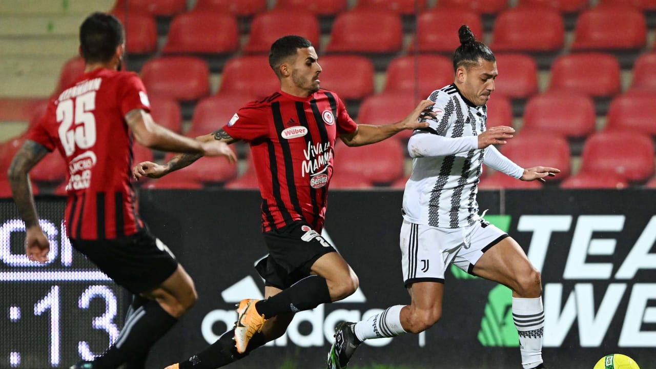 Simone Iocolano in azione contro il Foggia nella semifinale di andata della Coppa Italia di Serie C