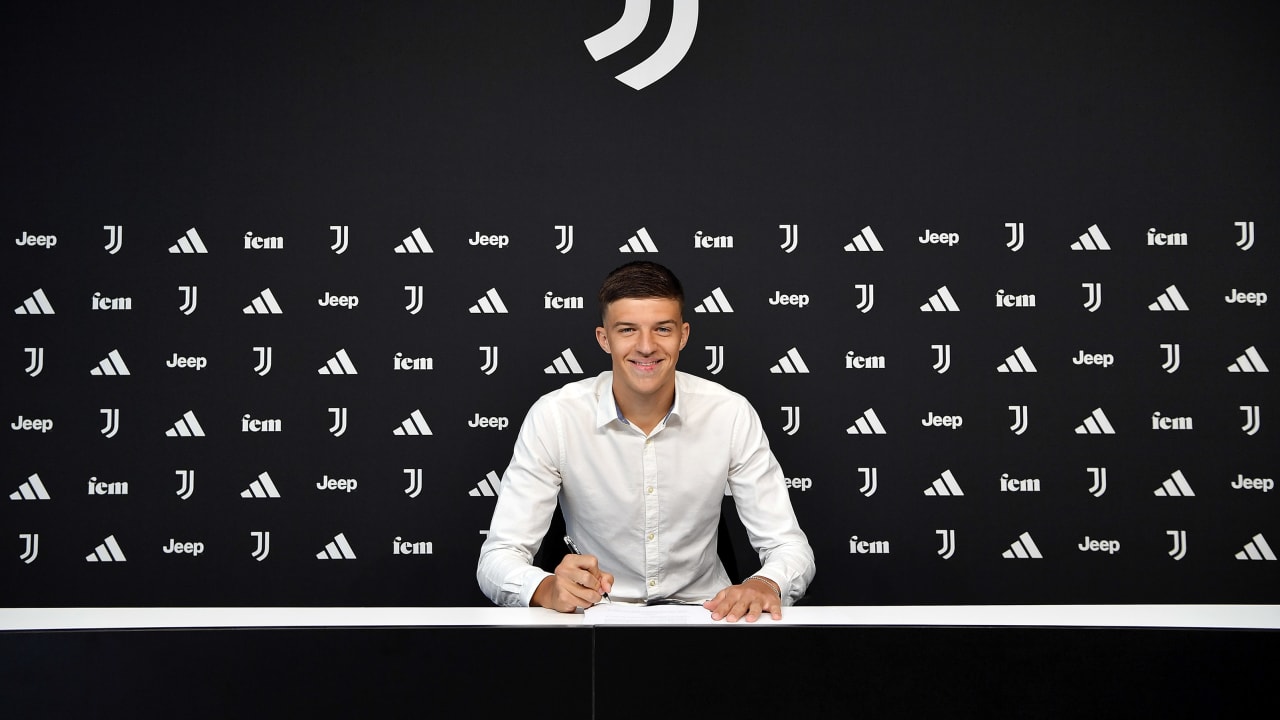 Tarik Muharemovic firma il prolungamento di contratto con la Juventus