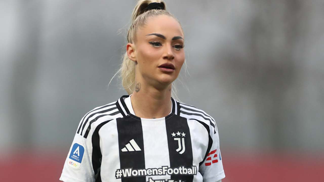 alisha-lehmann-saluto
