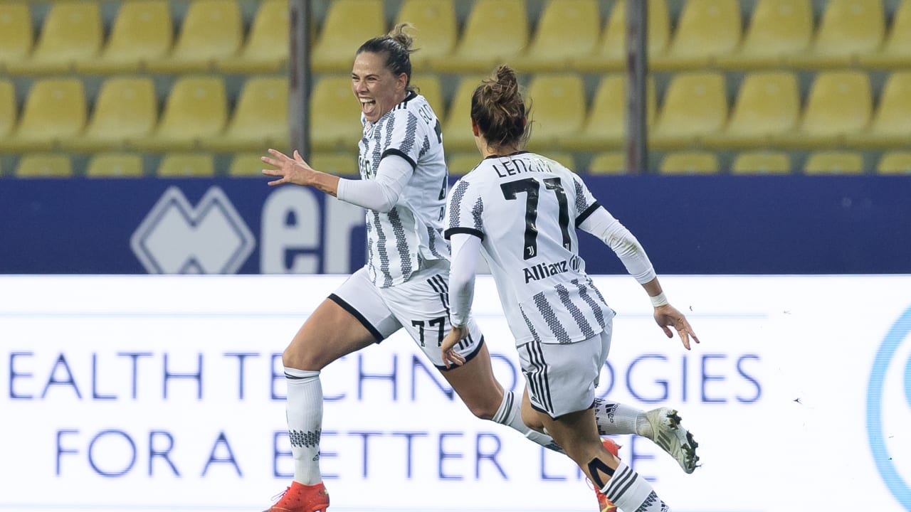 L'esultanza di Gunnarsdóttir e Lenzini dopo il gol vittoria dell'islandese contro il Parma