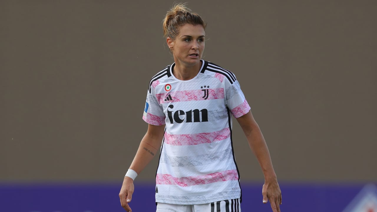 Cristiana Girelli in campo con l'Away Kit della Juventus Women