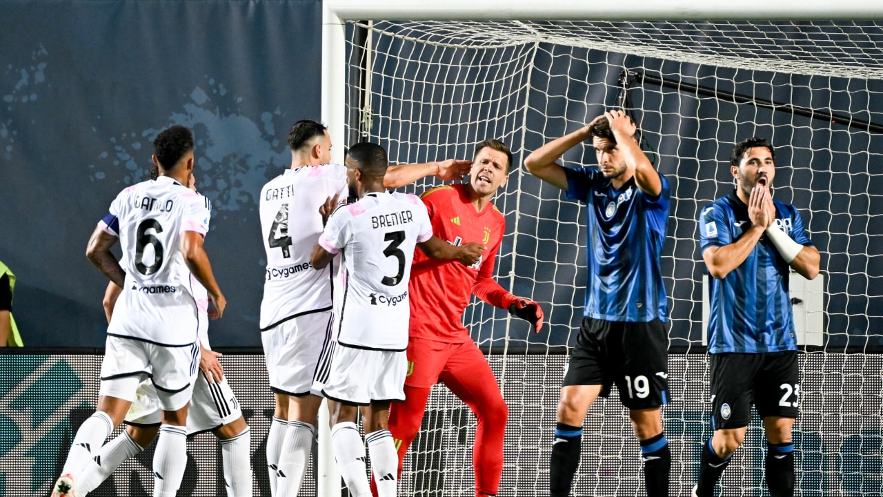 I compagni si congratulano con Szczesny dopo la parata su Muriel