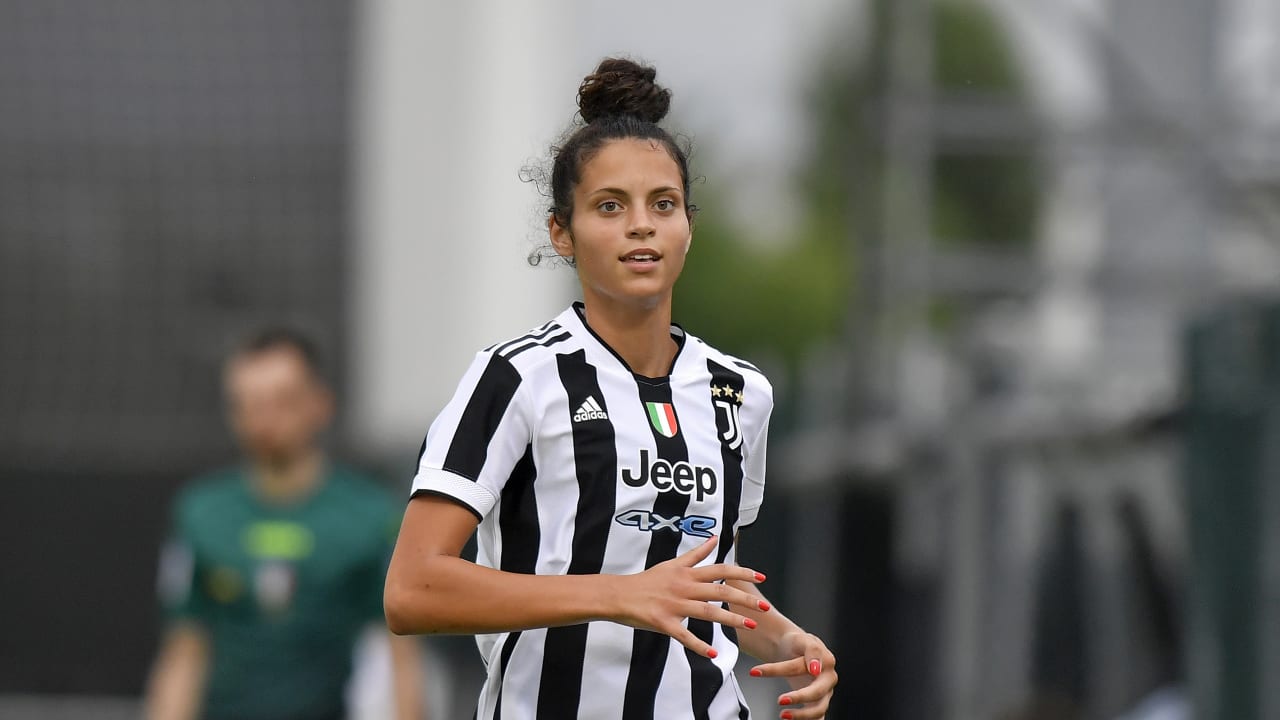 Sara Caiazzo con la maglia della Juventus Women