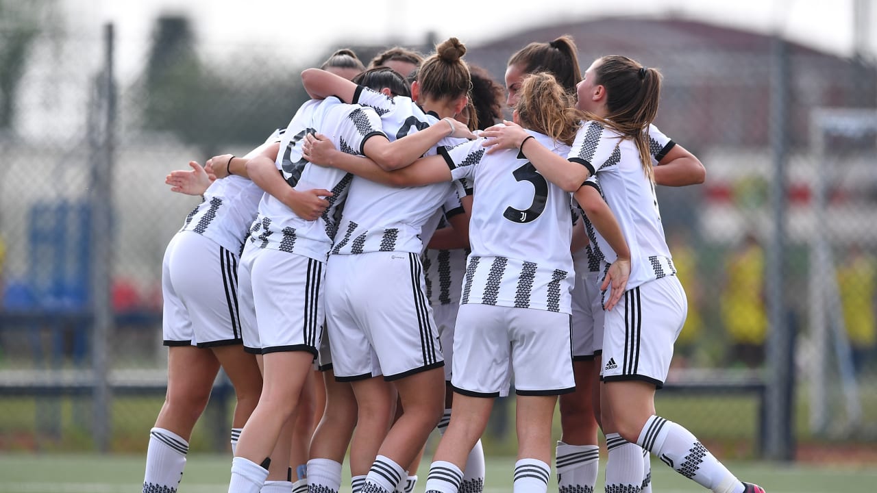 L'abbraccio di gruppo della Juventus Under 19 femminile
