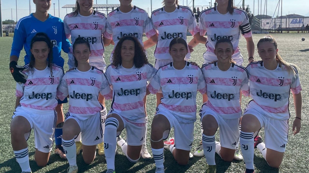 Foto di squadra della Primavera femminile in amichevole